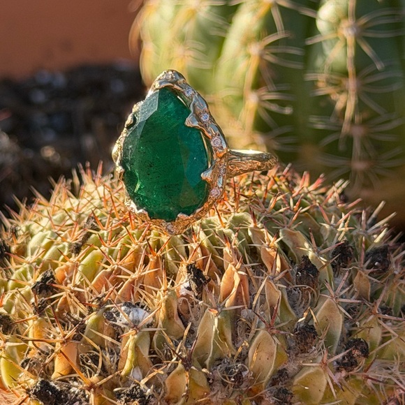 Queen Emerald with sprinkled diamonds - Picture 2 of 6